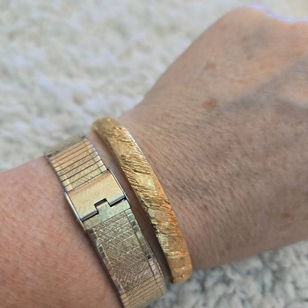 Vintage Trifari Gold Hinged Bangle Bracelet - Picture 4 of 6